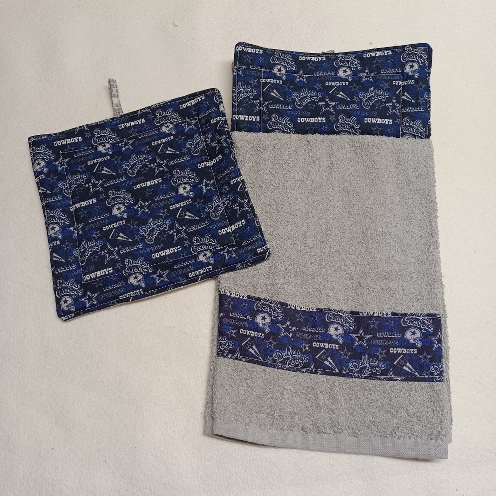 Dallas Cowboys.Hanging Towel and Potholder Set   It Buttons on